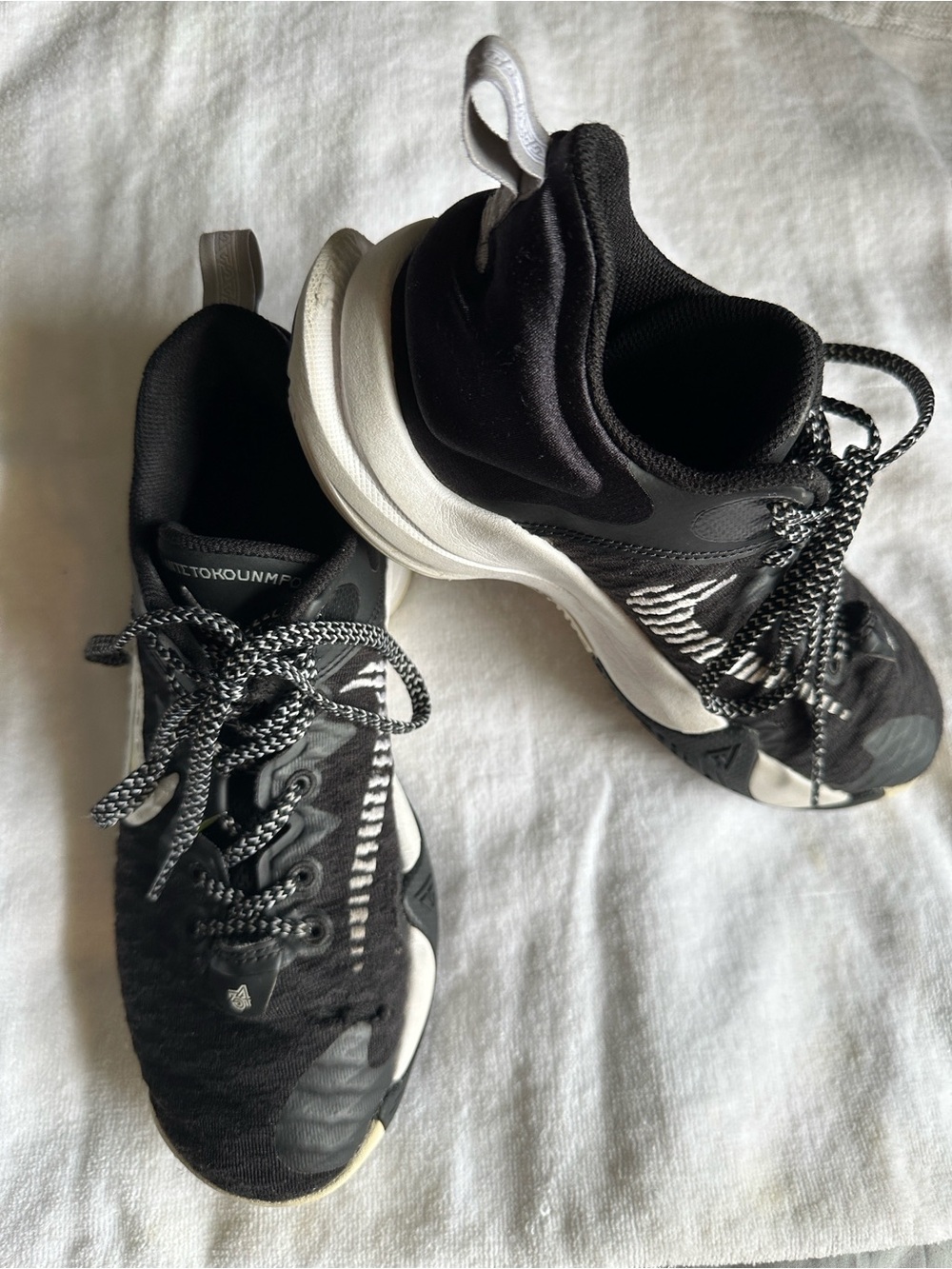 Nike Giannis Antetokounmp black sneakers size 6Y